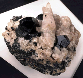 靈壽托瑪琳礦產(chǎn)品加工廠 探秘電氣石汗蒸的康養(yǎng)之旅